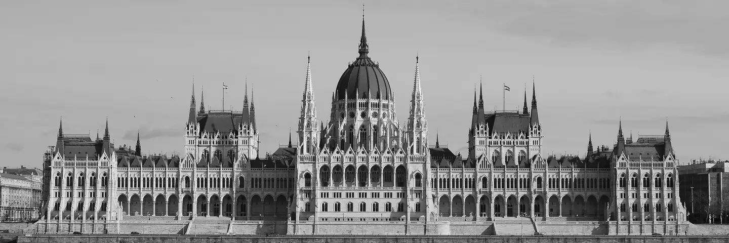 Az Országház a Duna felől